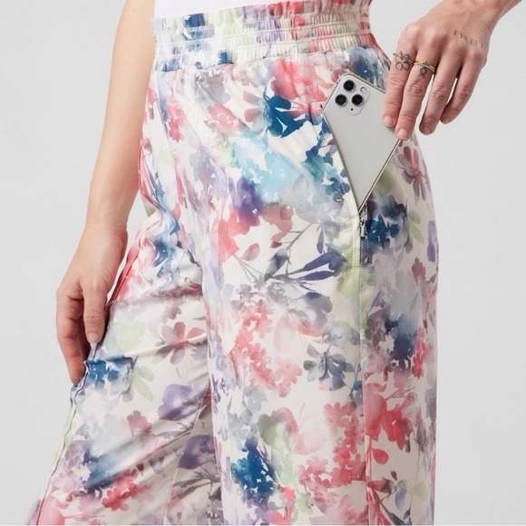 Athleta | Savannah Bermuda Shorts - Lumen Floral Cream - Picture 6 of 13